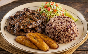 Carne asada con gallo pinto ensalada de repollo y palitos de plátano maduro Papá Gordo Managua