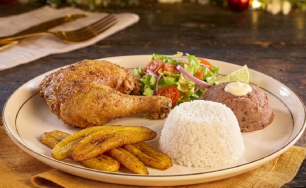 Pollo frito crujiente con frijoles molidos y palitos de plátano maduro Papá Gordo Managua
