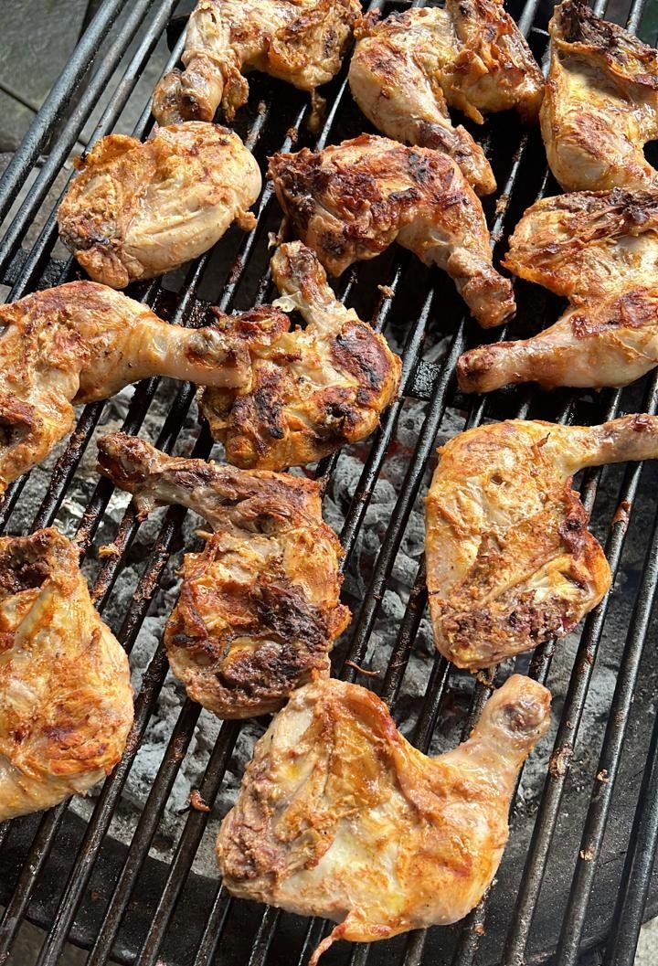 Pollos asados en parrilla, del buffet papá Gordo en Managua.