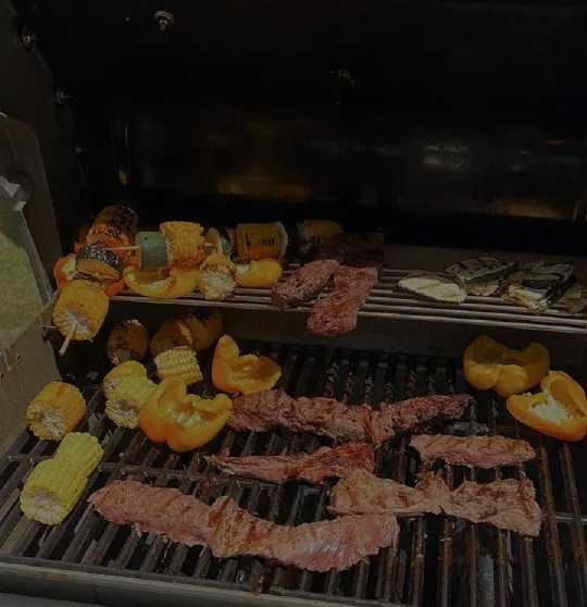 Carne asada con verduras en parrilla para almuerzos corporativos y buffet en Managua, Nicaragua.
